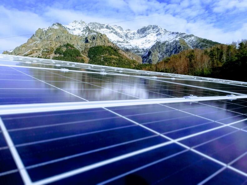 Installation photovoltaïque sur un bâtiment des Alpes du Sud